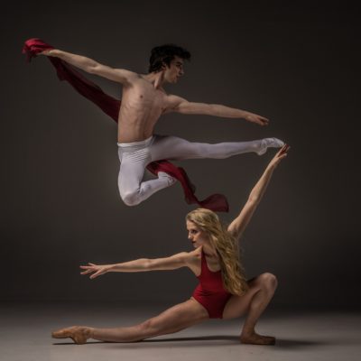 un couple de danseur qui grâce à leur muscles proposent une belle image pleine de grâce et d'équilibre.