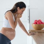 les nausées du matin chez une jeune femme enceinte